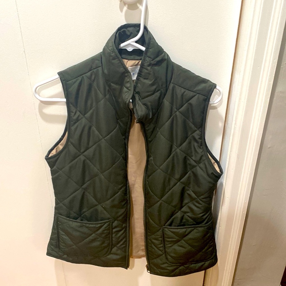 Market & Spruce olive green vest. Size small. Front pockets.